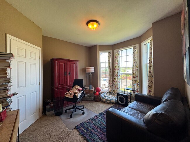 Building Photo - 3 Bedroom, 3 Bathroom House - Walking distance to the beach