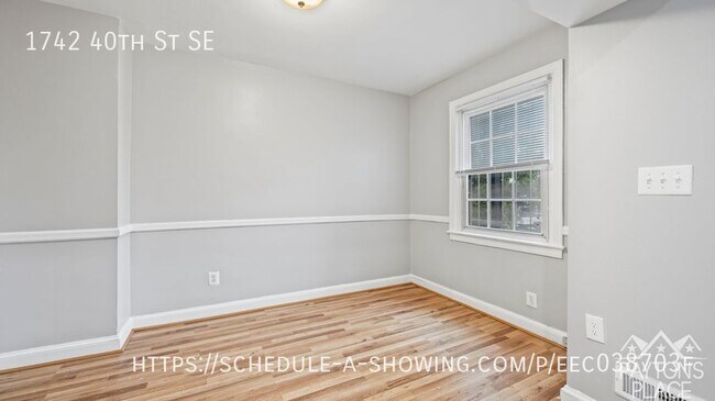 Building Photo - Vintage Townhome in with great yard space