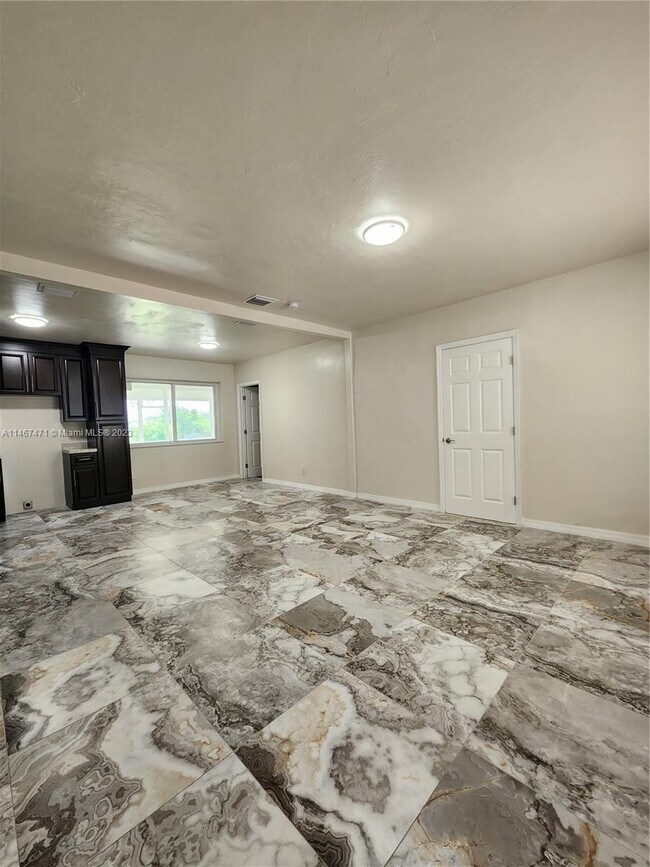 Foto del edificio - 1050 NW 85th St
