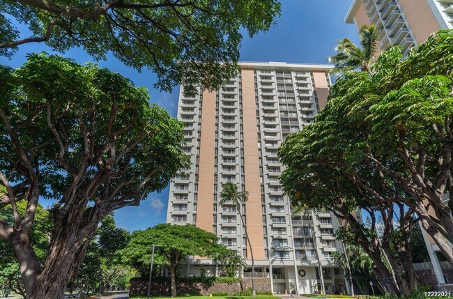 Building Photo - Spectacular Panoramic Views From 2BR 1BA with PARKING Close To Kaka'ako!