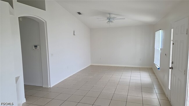 Building Photo - 832 Palomino St E