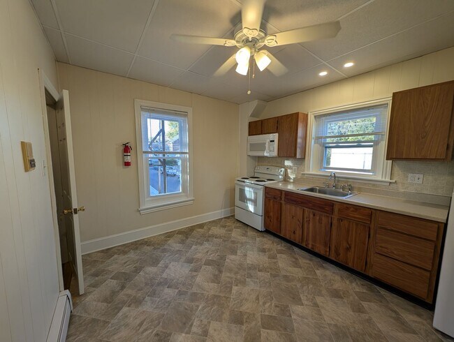 Foto del edificio - 2nd Floor 2 Bedroom Apartment