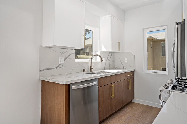 2117 Kitchen - 2117 Beachwood Ter