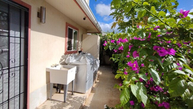 Building Photo - 3048 Hinano St