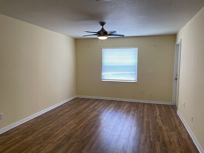 Building Photo - Ground floor condo in Brandon