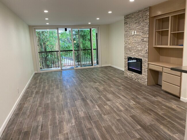 Large Living Room - 911 N Kings Rd