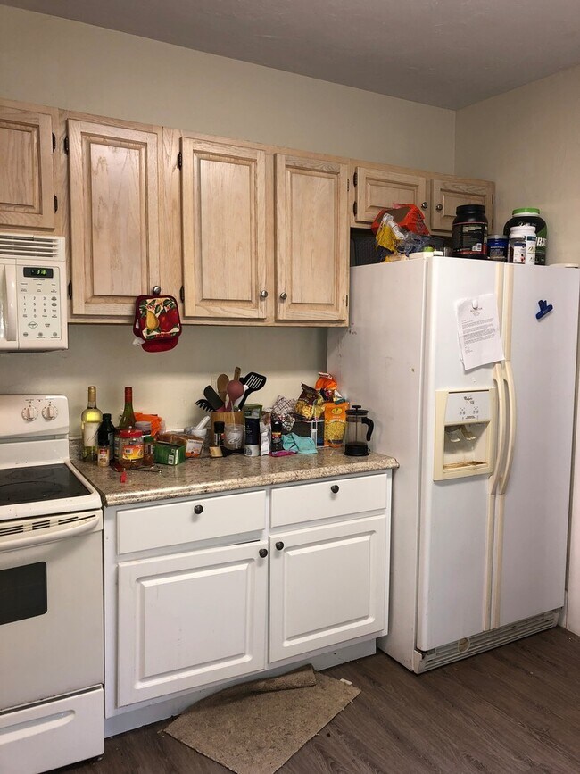 Building Photo - Large 4 Bedroom, 2 Bathroom House