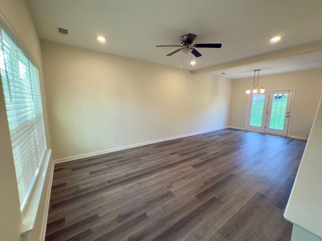 Building Photo - 613 Pershing Dr