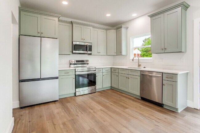 Foto del edificio - Brand new construction just minutes from downtown Pensacola and a quick trip to the beach. Ready ...