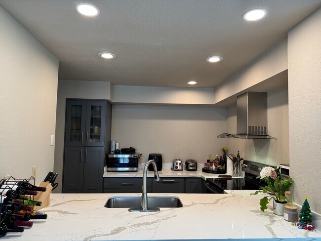 Foto del edificio - CLICK "REQUEST A TOUR" NOW!