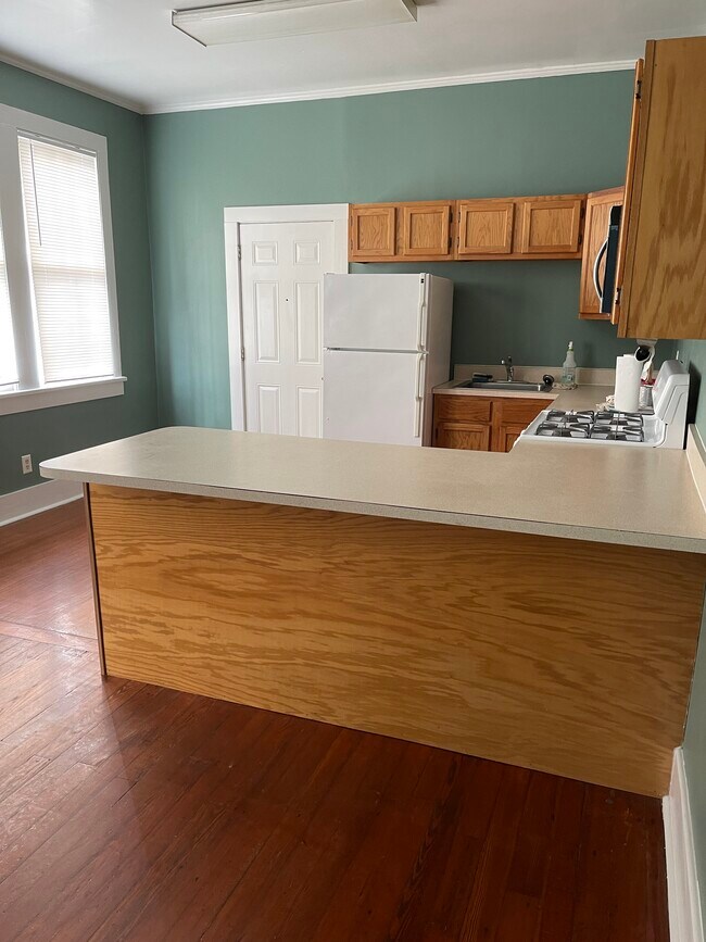 Kitchen - 2533 Annunciation St