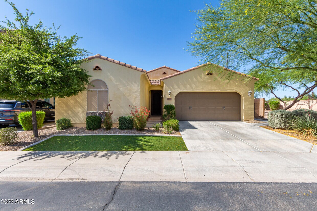 Primary Photo - 290 E Indigo Dr