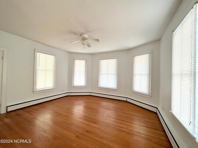 Foto del edificio - 702 W Main St