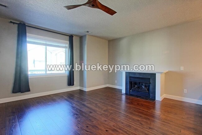 Foto del edificio - 3 Bed, 3.5 Baths Townhome With Garage Leve...