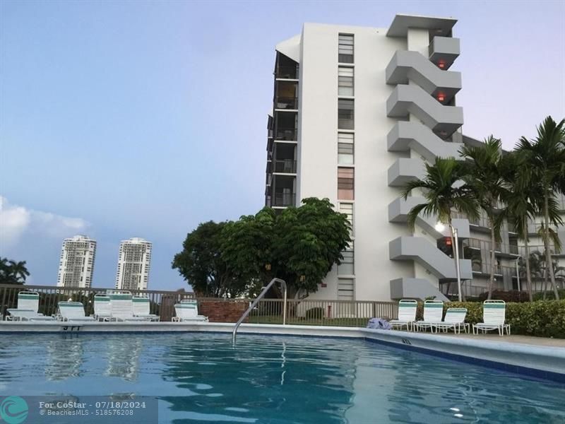 Foto del edificio - 3475 N Country Club Dr