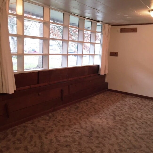 Building Photo - 3+ Bdrm in Quiet Neighborhood w/Lots of Natural Light