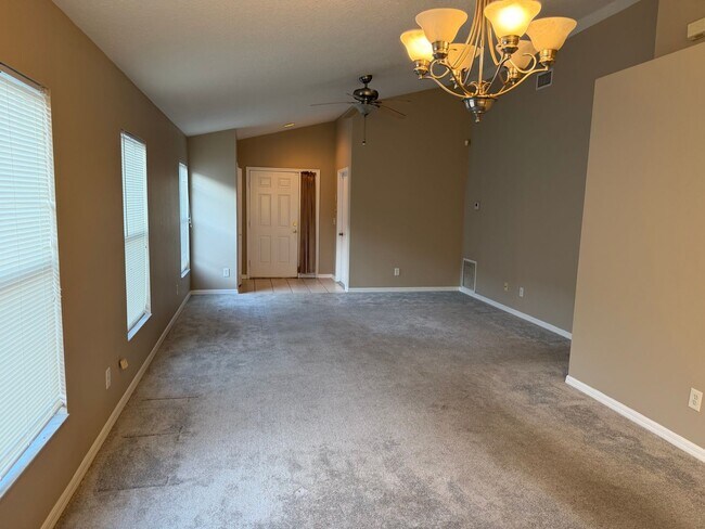 Building Photo - VALRICO home with fenced yard and screened lanai