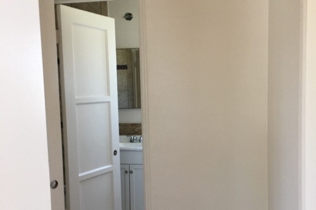 Hall leading to bathroom - 14853 Anaconda St