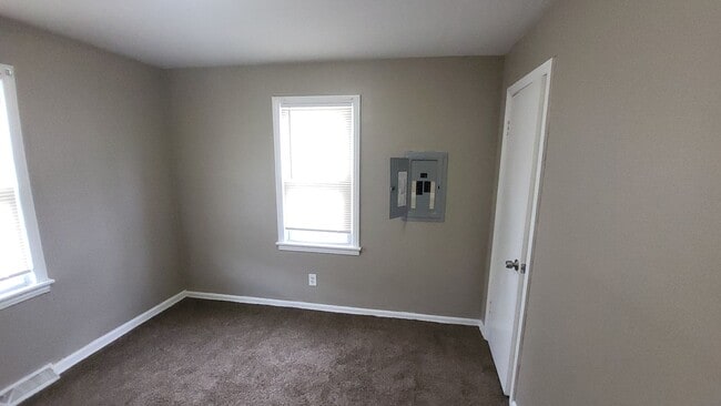 Building Photo - 2-bedroom, newly remodeled home on Flint's Southwest side.