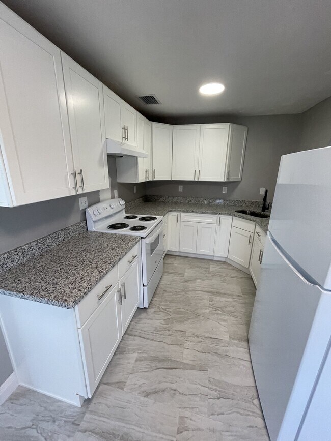 Foto del edificio - Fully renovated 3B 1B home