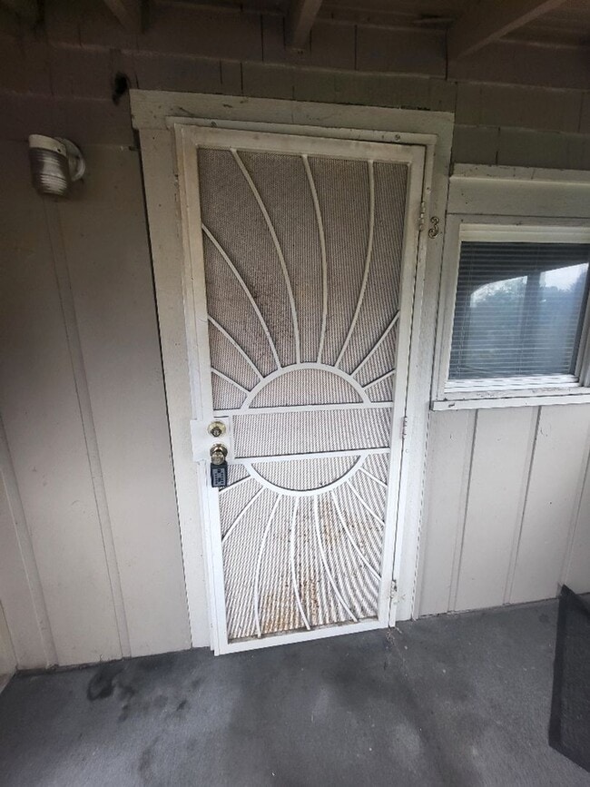 Building Photo - r30b