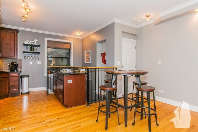 Building Photo - 2 br, 1 bath Apartment - 552 W Deming Pl 1