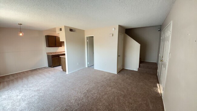 Building Photo - Charming townhome in Glendale!