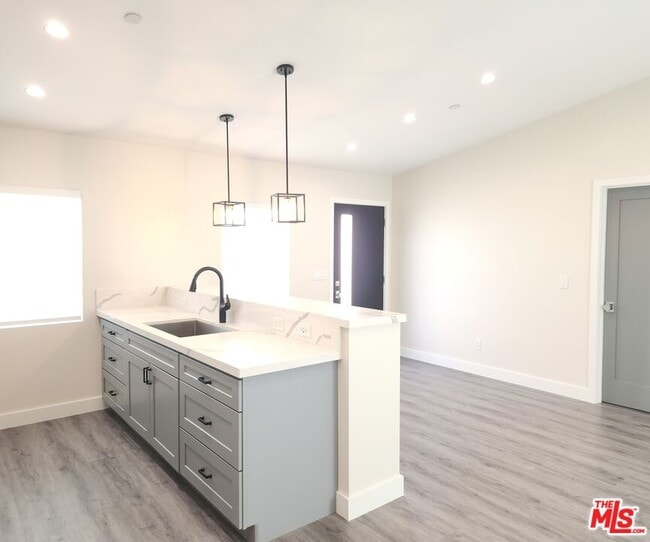 Foto del edificio - 422-422-1 Almond Ave