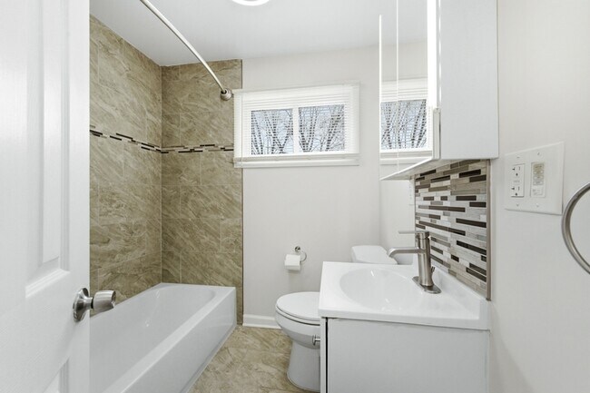 Foto del edificio - 22546 Ira Blvd