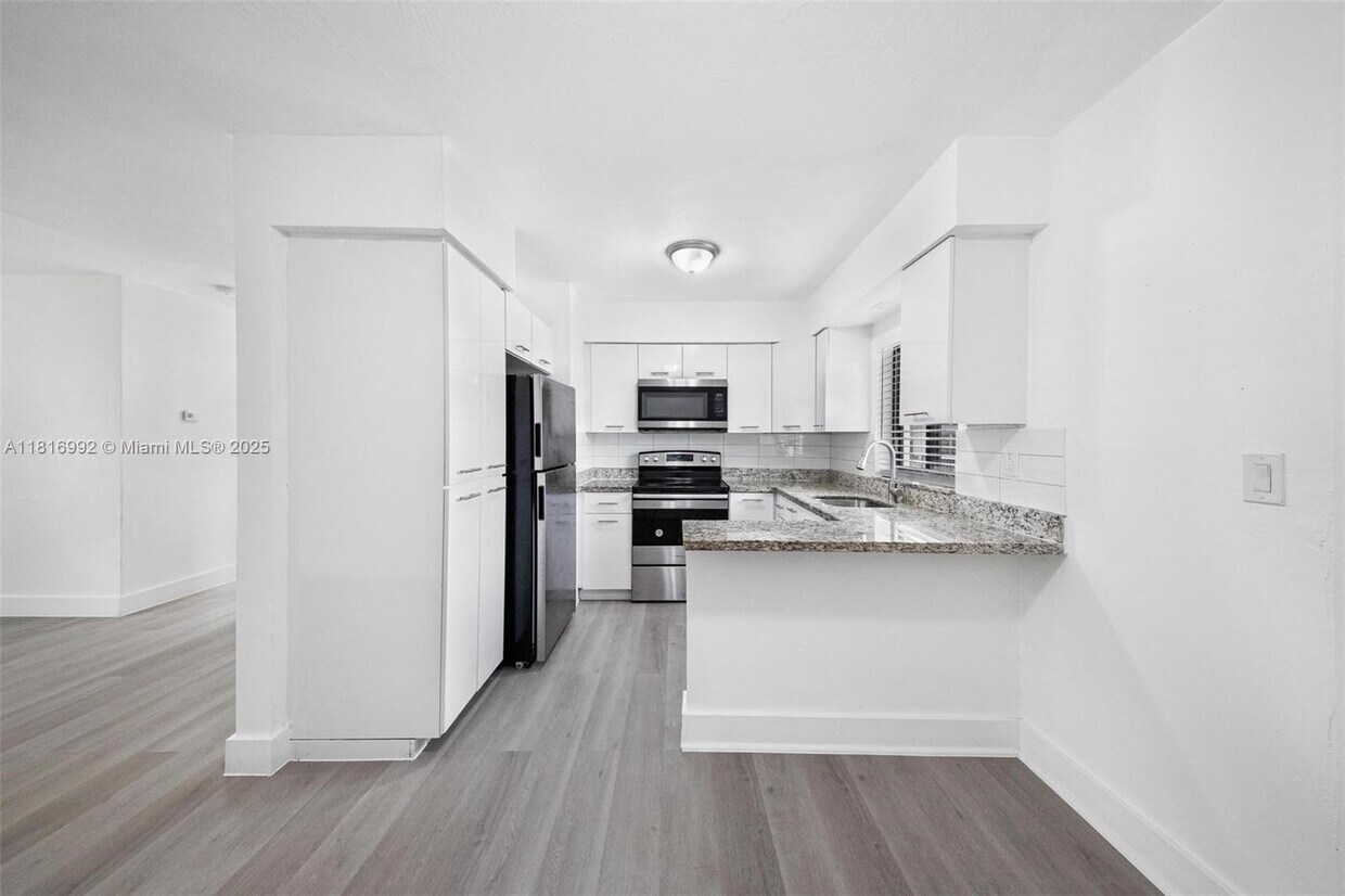Foto principal - 7600 Pembroke Rd