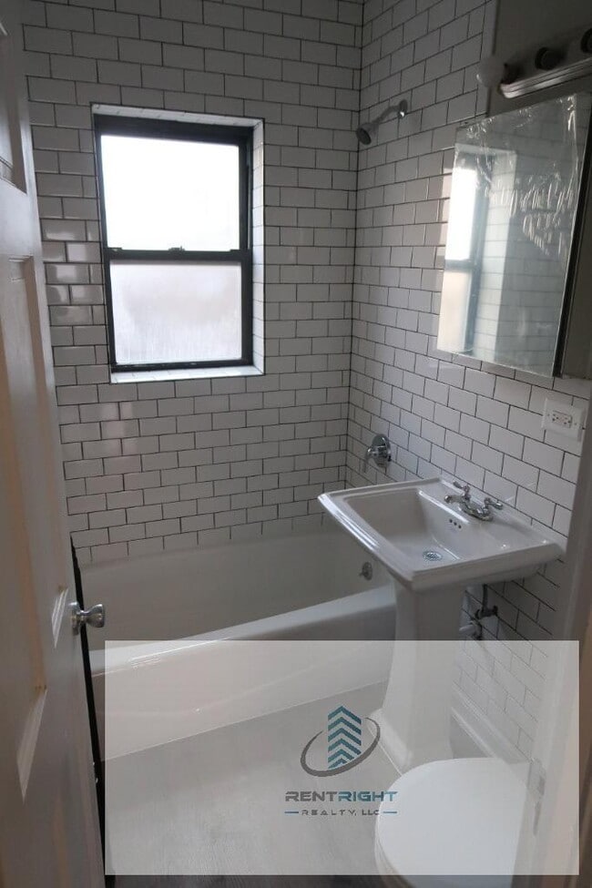 Building Photo - 1 bedroom in Chicago IL 60626