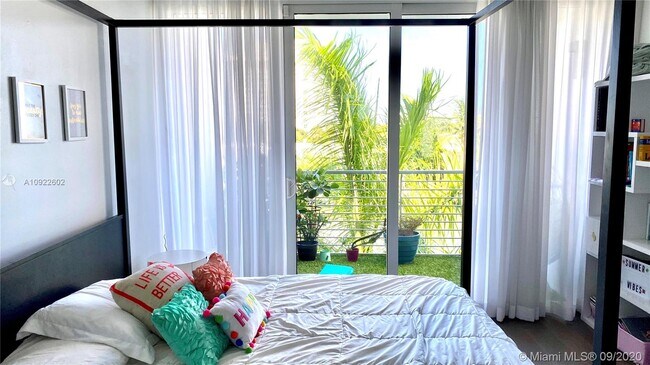 Building Photo - 71 N Shore Dr 71 Miami Beach Fl 33141