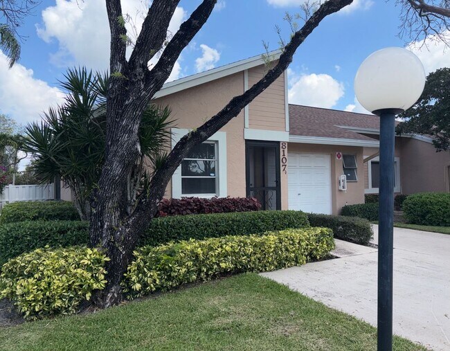 Foto del edificio - 8107 Summerbreeze Ln