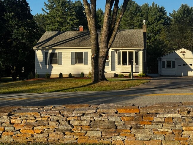 Large windows to enjoy the sun - 323 Matthews Rd