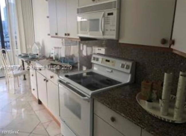 Building Photo - 2 br, 2.5 bath Condo - 520 Brickell Key Dr...