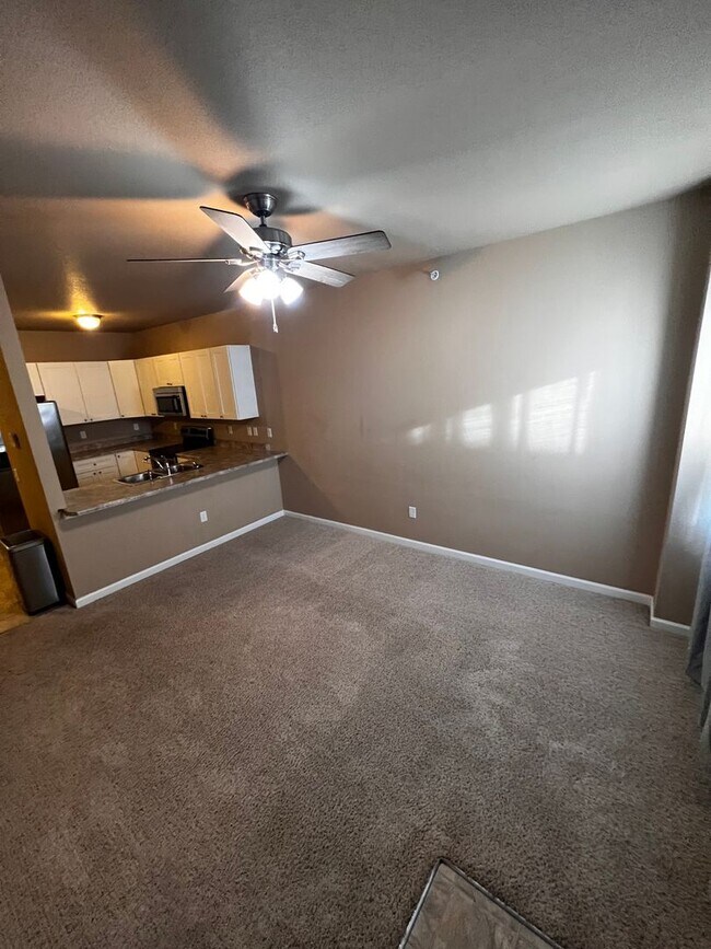 Foto del edificio - Well maintained townhome close to everything