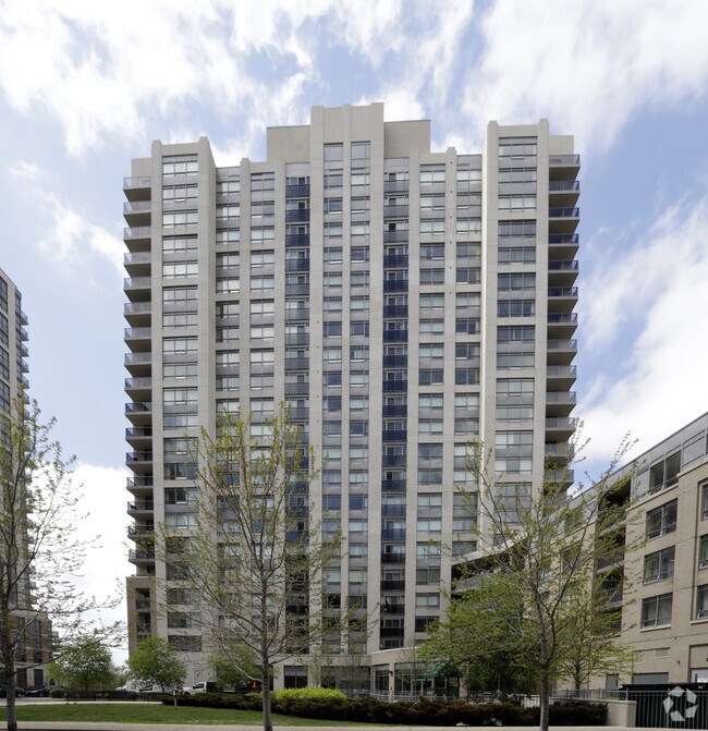 Photo du bâtiment - Serrano at Village Gate West