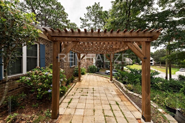 Building Photo - Daphne 3BR/2BA + Bonus Den – Spacious, Stylish & Full of Charm!