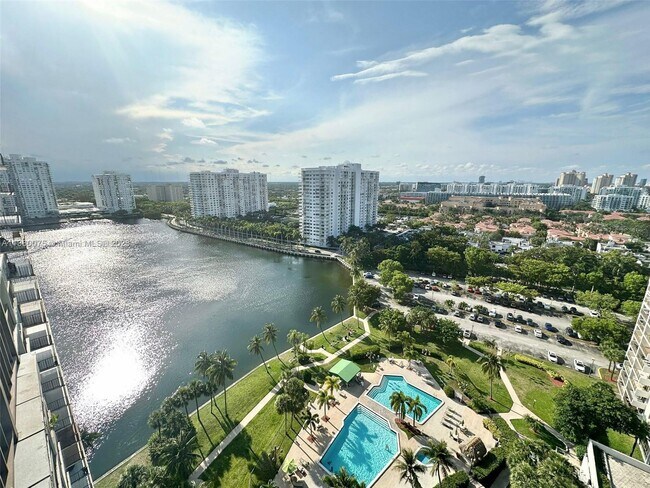 Foto del edificio - 18151 NE 31st Ct