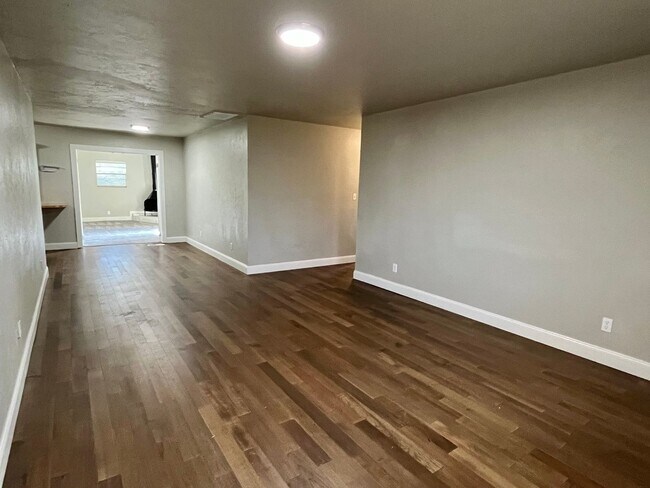 Foto del edificio - Beautiful Remodeled 4 bed 2 bath!