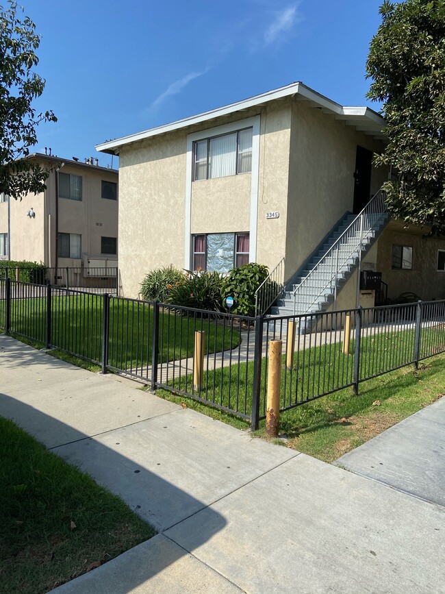 Foto del edificio - 3345 Artesia Blvd