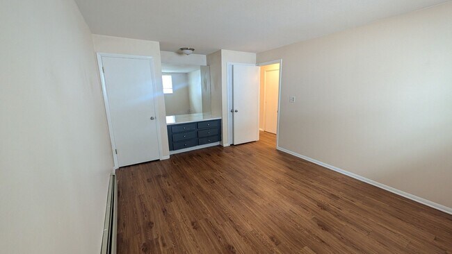 Building Photo - Cute- 1 bedroom 1 bath unit. Great Littleton Community. Open concept- bright/natural light.