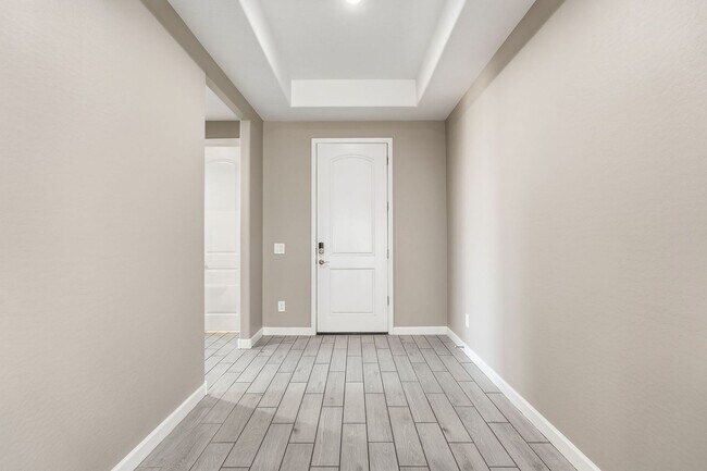 Foto del edificio - Spacious 5-Bedroom Home with Open Floor Plan & Private Backyard