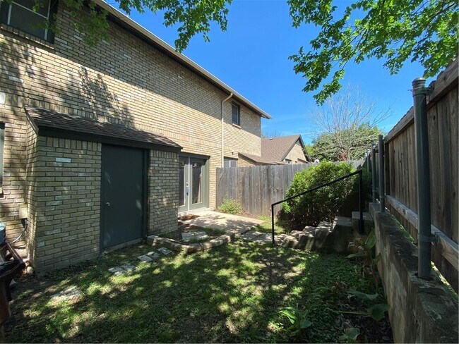 Foto del edificio - 1015 E Yager Ln