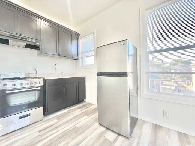 Building Photo - 158 E 35th St