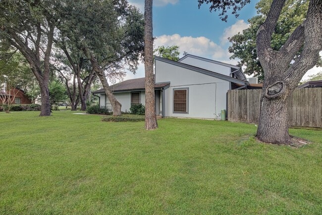 Building Photo - 5867 Village Forest Ct