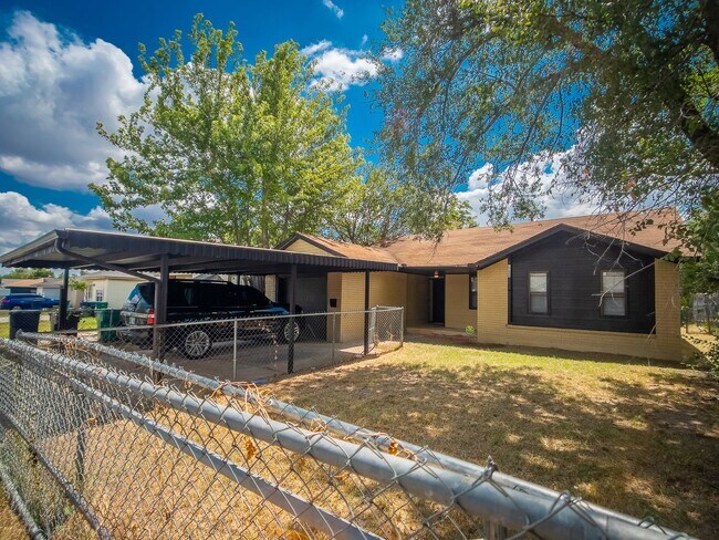 Building Photo - 3 bedroom 1.5 bathroom home