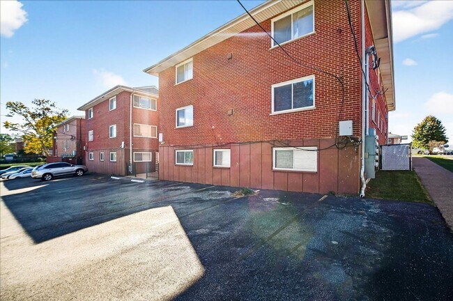 Foto del edificio - "Unit I" as in "I Can't Believe You-"