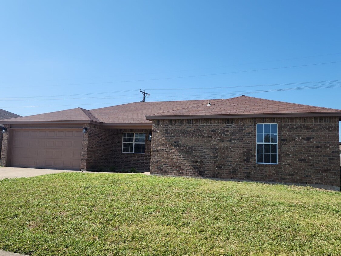 Foto principal - 4508 Greyhound Dr