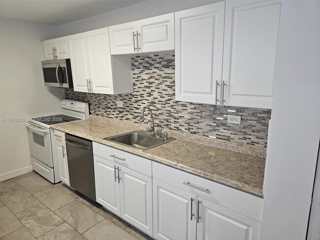 Foto del edificio - 7135 Collins Ave